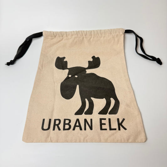 Original Urban Elk stofpose i kraftig naturfarvet bomuld med sort snørelukning og Urban Elk-logo på forsiden.
Velegnet som opbevaringspose til sko, accessories eller mindre tasker til voksne og børn.
Mål:
• Ca. 33 × 24 cm
Stand:
Pæn brugt stand med lette brugsspor og enkelte folder efter opbevaring. Se billederne, da de er en del af beskrivelsen.