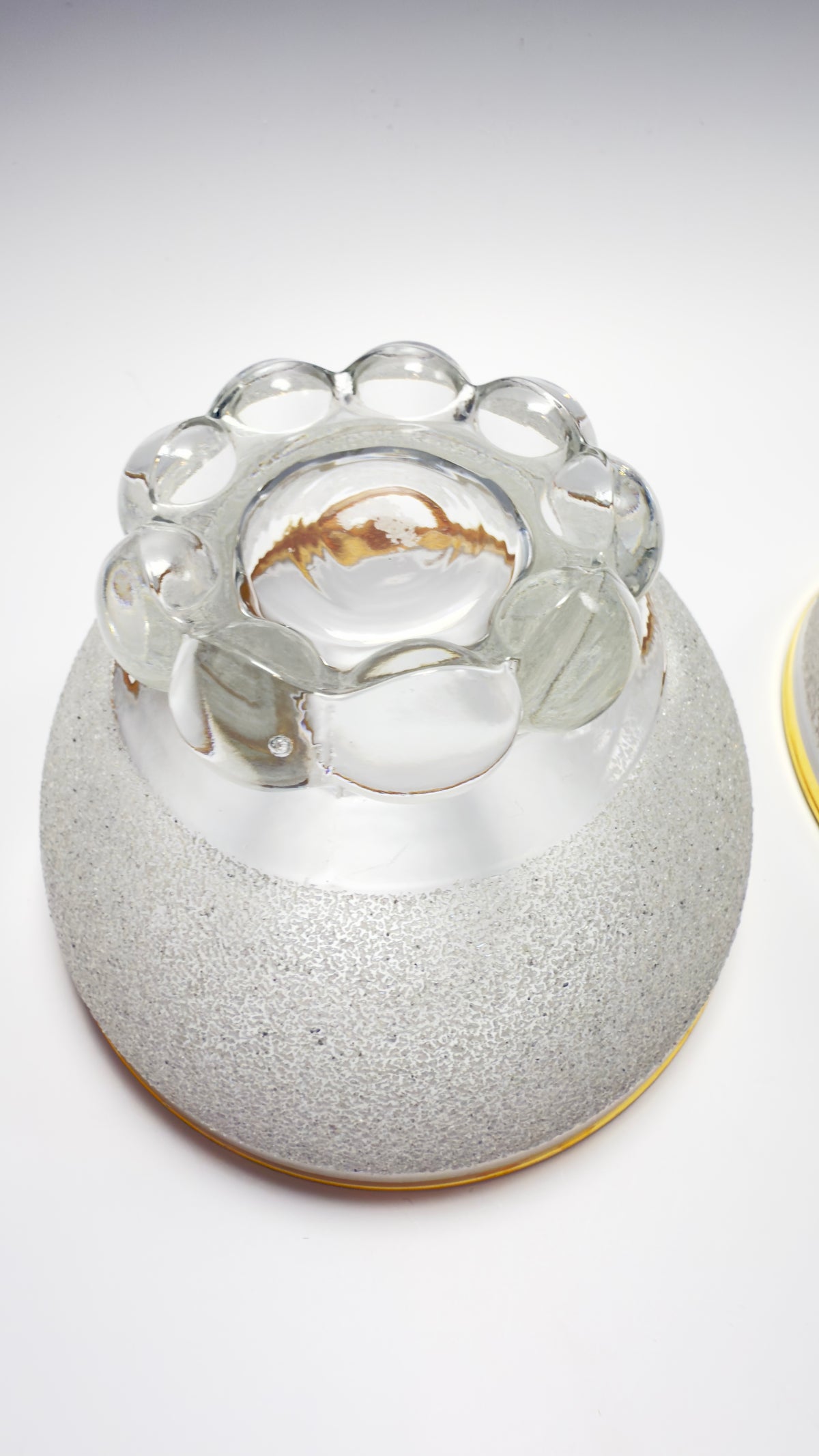 Coupéglas im Set mit rauer granulierter Glasoberfläche und Goldrand