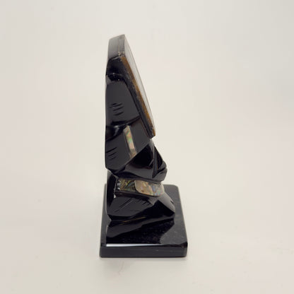 Håndskåret mexicansk figur i sort obsidian med perlemor