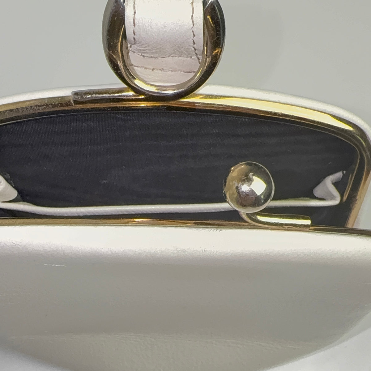 Wunderschöne weiße Lederclutch mit Handgelenkriemen – 1960er