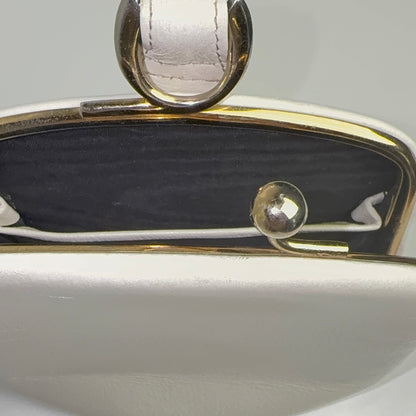 Wunderschöne weiße Lederclutch mit Handgelenkriemen – 1960er