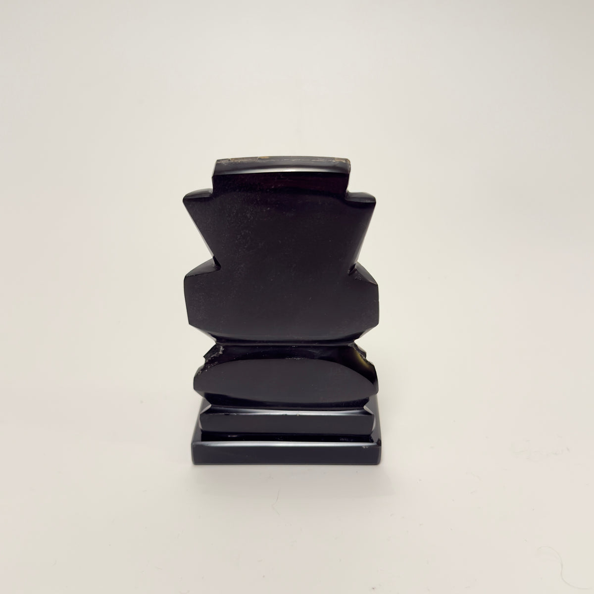 Handgeschnitzte mexikanische Figur aus schwarzem Obsidian mit Perlmutt
