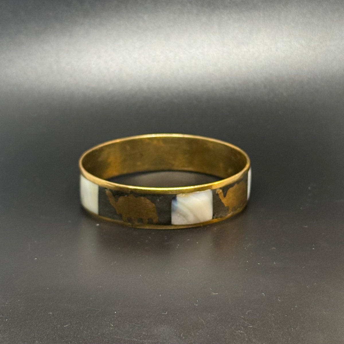 Vintage messingarmbånd med perlemor og elefanter