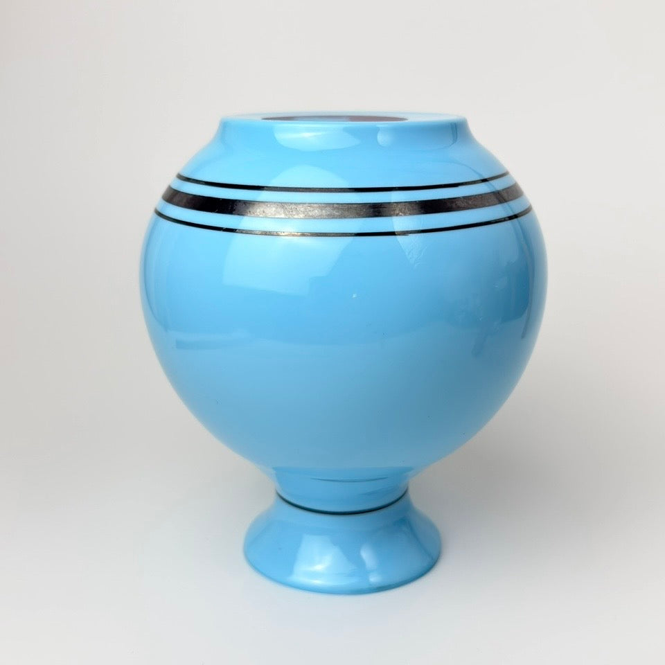 Vintage vase i lyseblåt opalinglas med håndmalet blomster