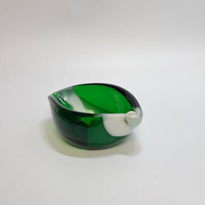 Kunstglasschale aus mundgeblasenem Glas, grün und weiß – Mid-Century-Design