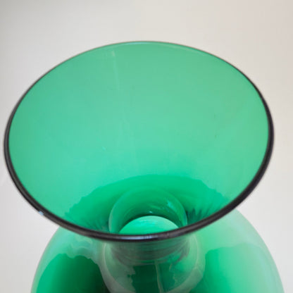 Skandinavisk grøn glas­karaffel i mundblæst glas, ca. 1960’erne