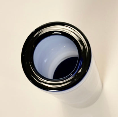 Holmegaard safir cylindrisk vase i safirblåt glas, 30,5 cm, designet af Per Lütken – med KFUM-Spejder gravering