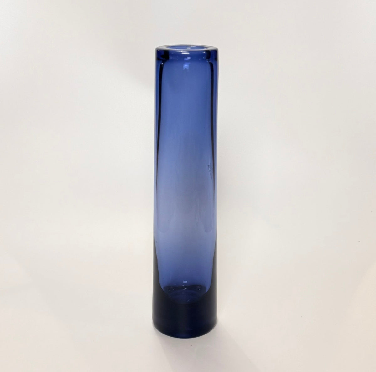 Holmegaard Saphir zylindrische Vase aus saphirblauem Glas, 30,5 cm, entworfen von Per Lütken – mit YMCA-Pfadfinder-Gravur