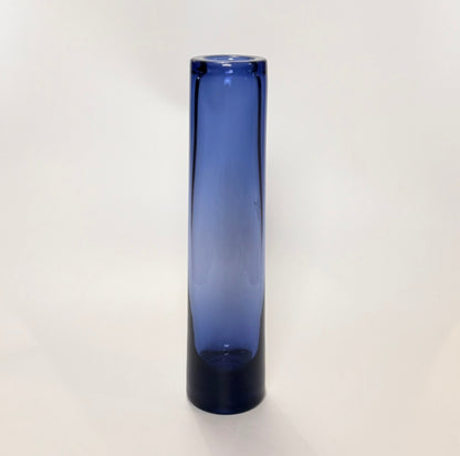 Holmegaard Saphir zylindrische Vase aus saphirblauem Glas, 30,5 cm, entworfen von Per Lütken – mit YMCA-Pfadfinder-Gravur