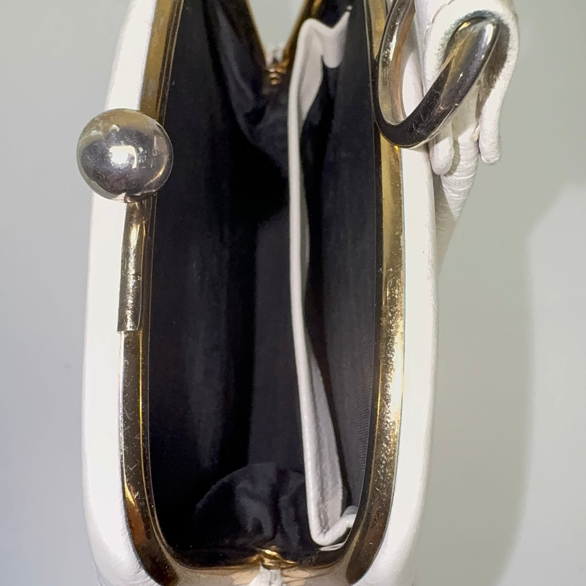 Wunderschöne weiße Lederclutch mit Handgelenkriemen – 1960er