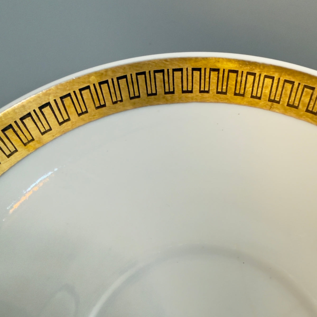 Lyngby Porcelæn kaffekop med underkop og kagetallerken – guldmæanderbort, Danmark