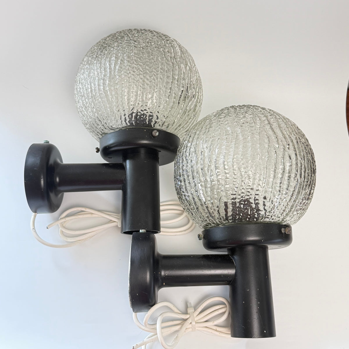 2 Vintage Außenwandleuchten – E.S. Horn Ice Ball