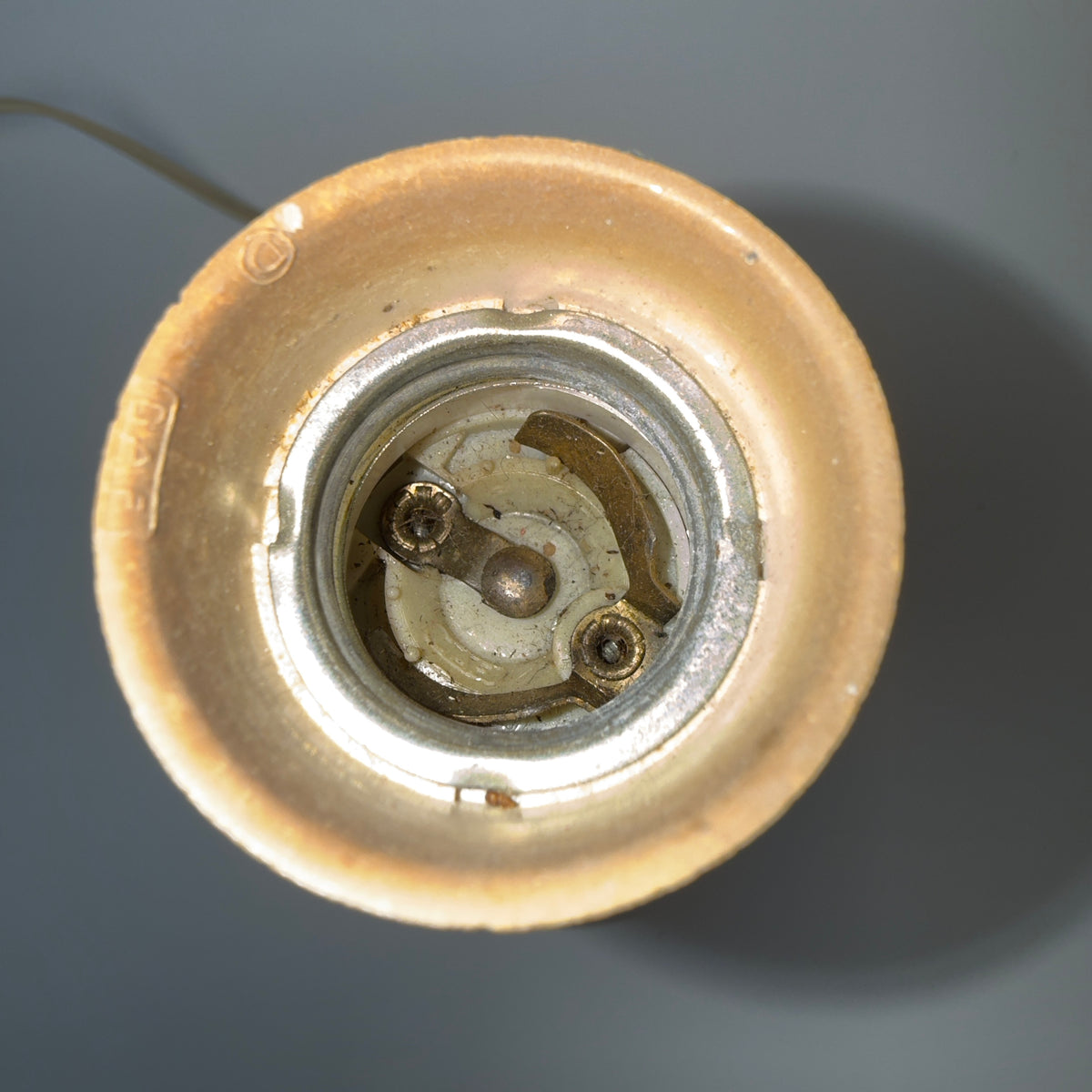 Vintage kombinationslampe massiv messing og rødt porcelæn – bord- og væglampe