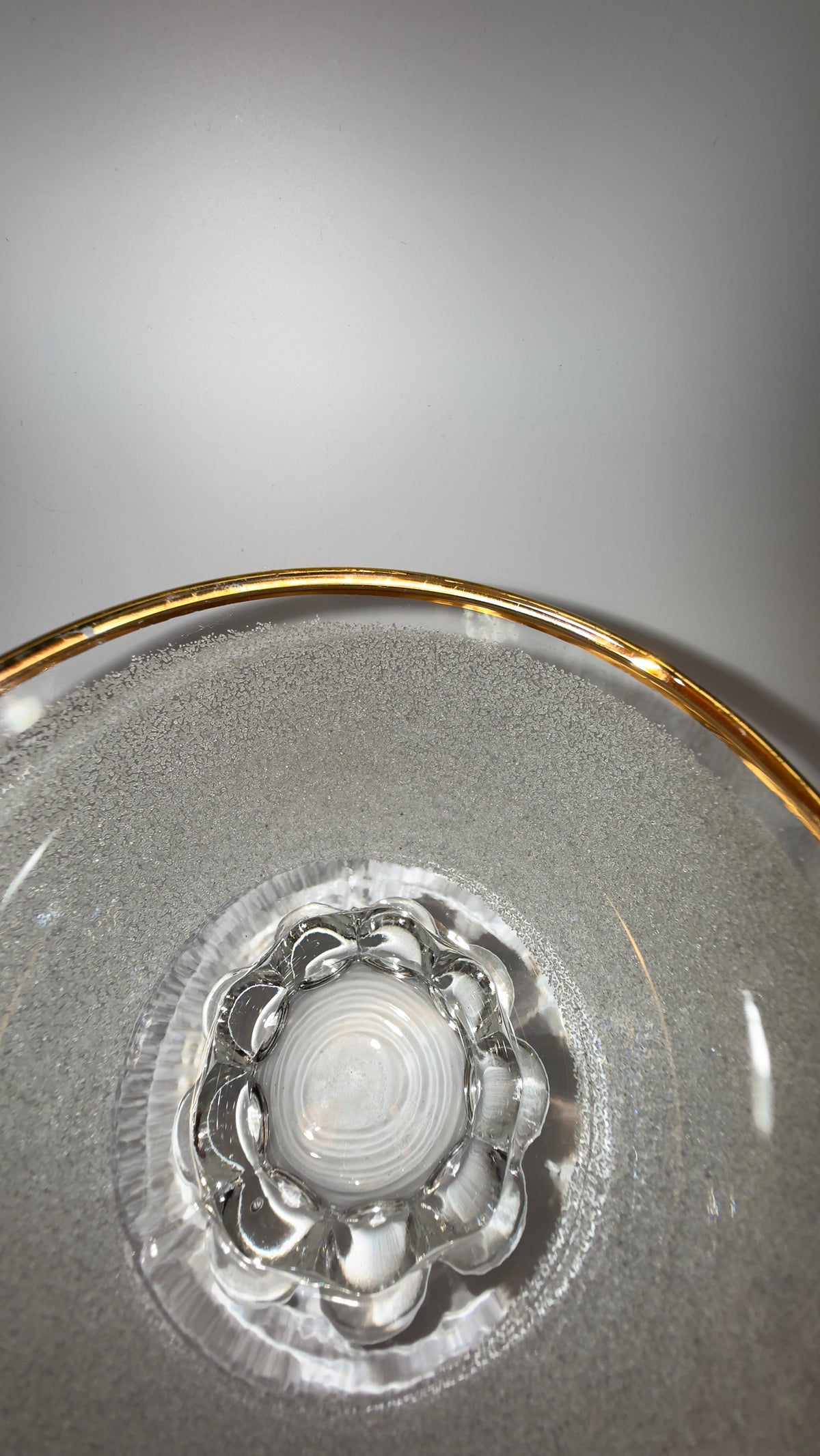 Coupéglas im Set mit rauer granulierter Glasoberfläche und Goldrand