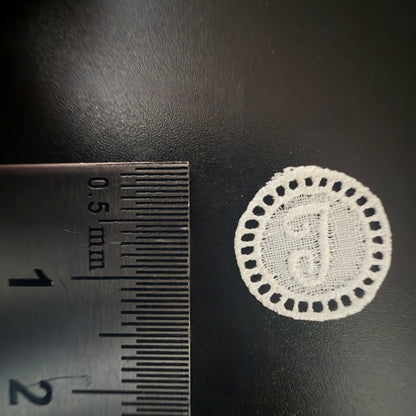 Antikke broderede monogrammer med bogstav J i original pergaminpose - Frøken Lilly