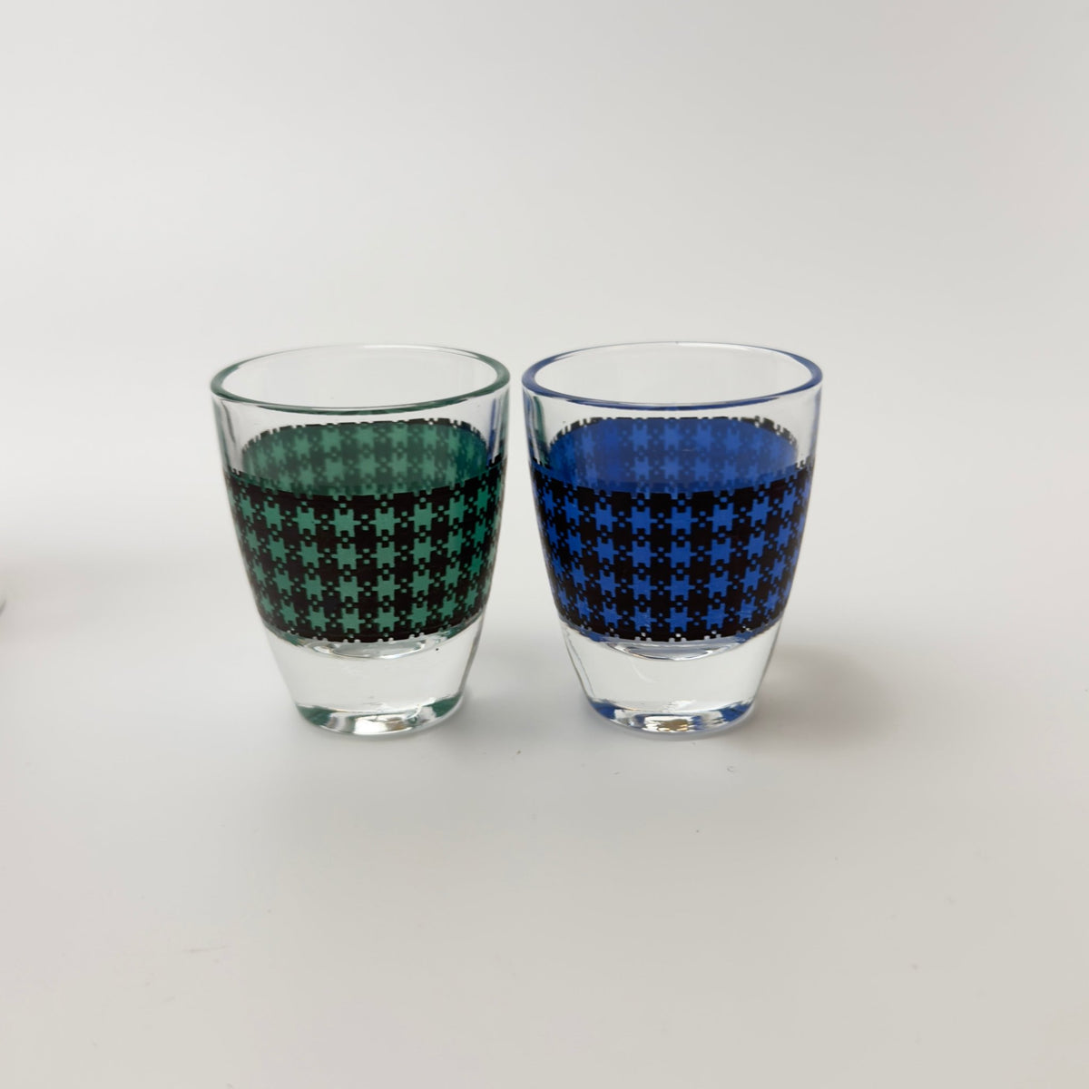 Franske vintage shotglas i farvet glas med skotskternet dekor – 5 stk - Frøken Lilly
