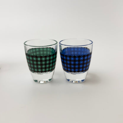 Franske vintage shotglas i farvet glas med skotskternet dekor – 5 stk - Frøken Lilly