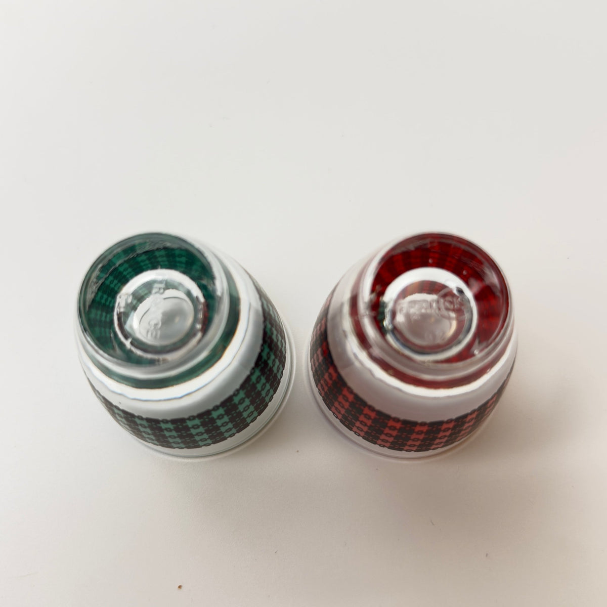 Franske vintage shotglas i farvet glas med skotskternet dekor – 5 stk - Frøken Lilly