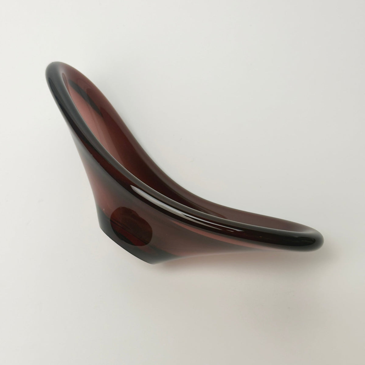 Glasskål i auberginefarvet glas – freeform 1960-70'erne, muligvis Flygsfors - Frøken Lilly