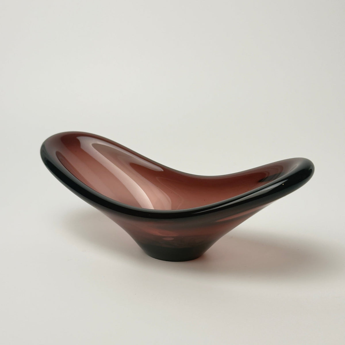 Glasskål i auberginefarvet glas – freeform 1960-70'erne, muligvis Flygsfors - Frøken Lilly