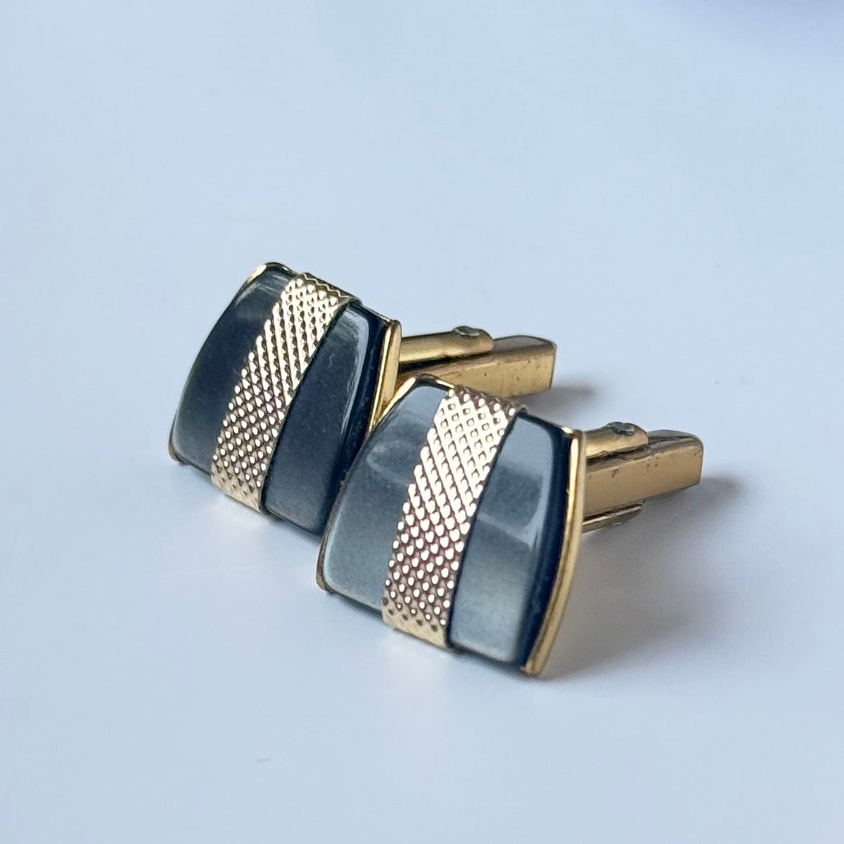 Nu-Lok vintage manchetknapper med perlemorsindlæg og guldfarvet metal - Frøken Lilly