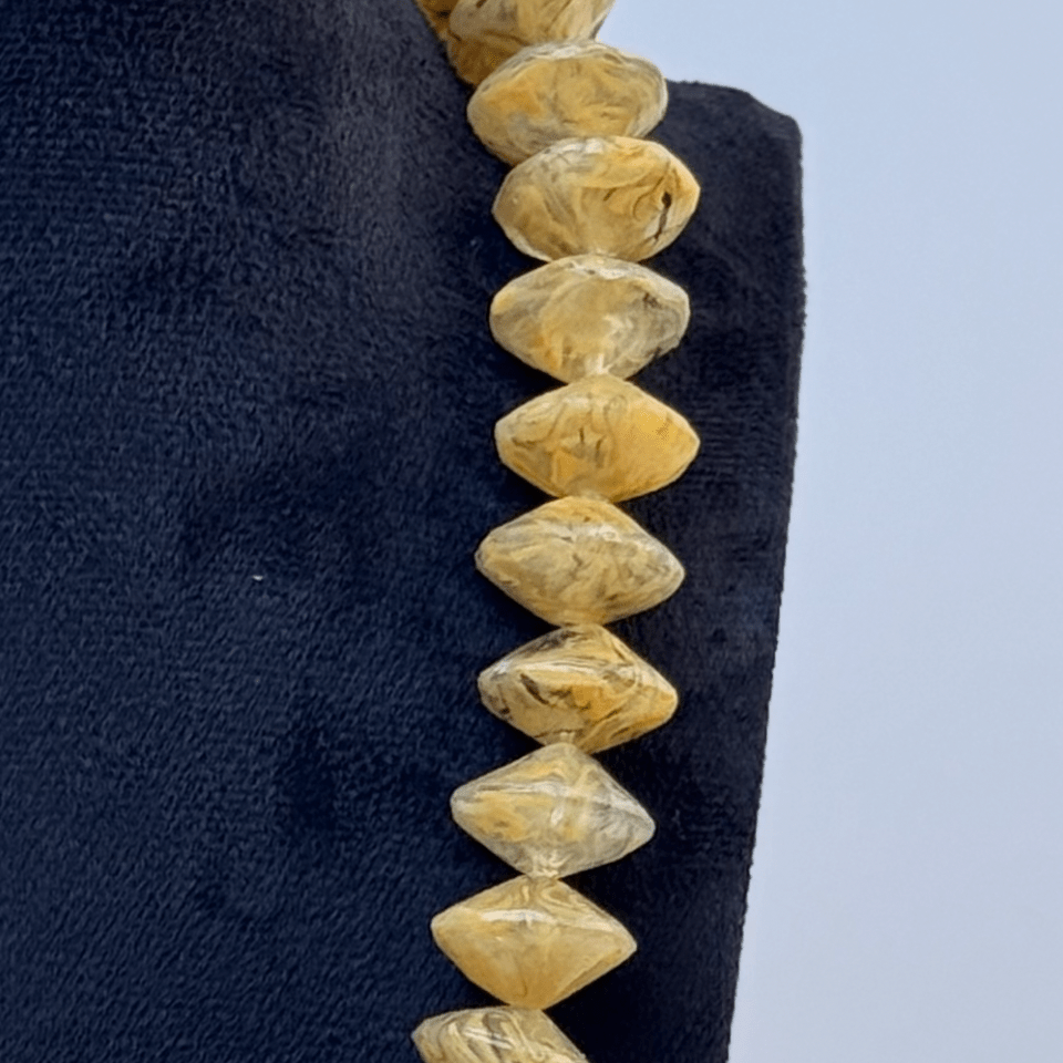 Retro statement halskæde med honningfarvede akrylperler fra 1960-70’erne - Frøken Lilly