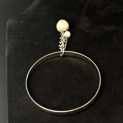 Sølvfarvet armbånd med perlevedhæng - Frøken Lilly