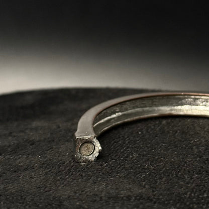 Sølvfarvet hængslet armring med magnetlås og rhinsten - Frøken Lilly