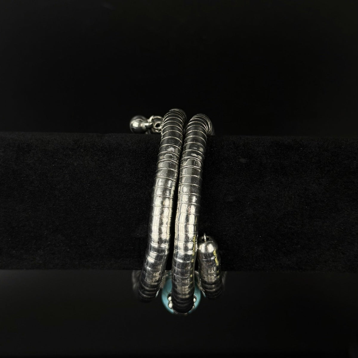 Statement armbånd med turkisfarvede og sølvfarvede detaljer - Frøken Lilly