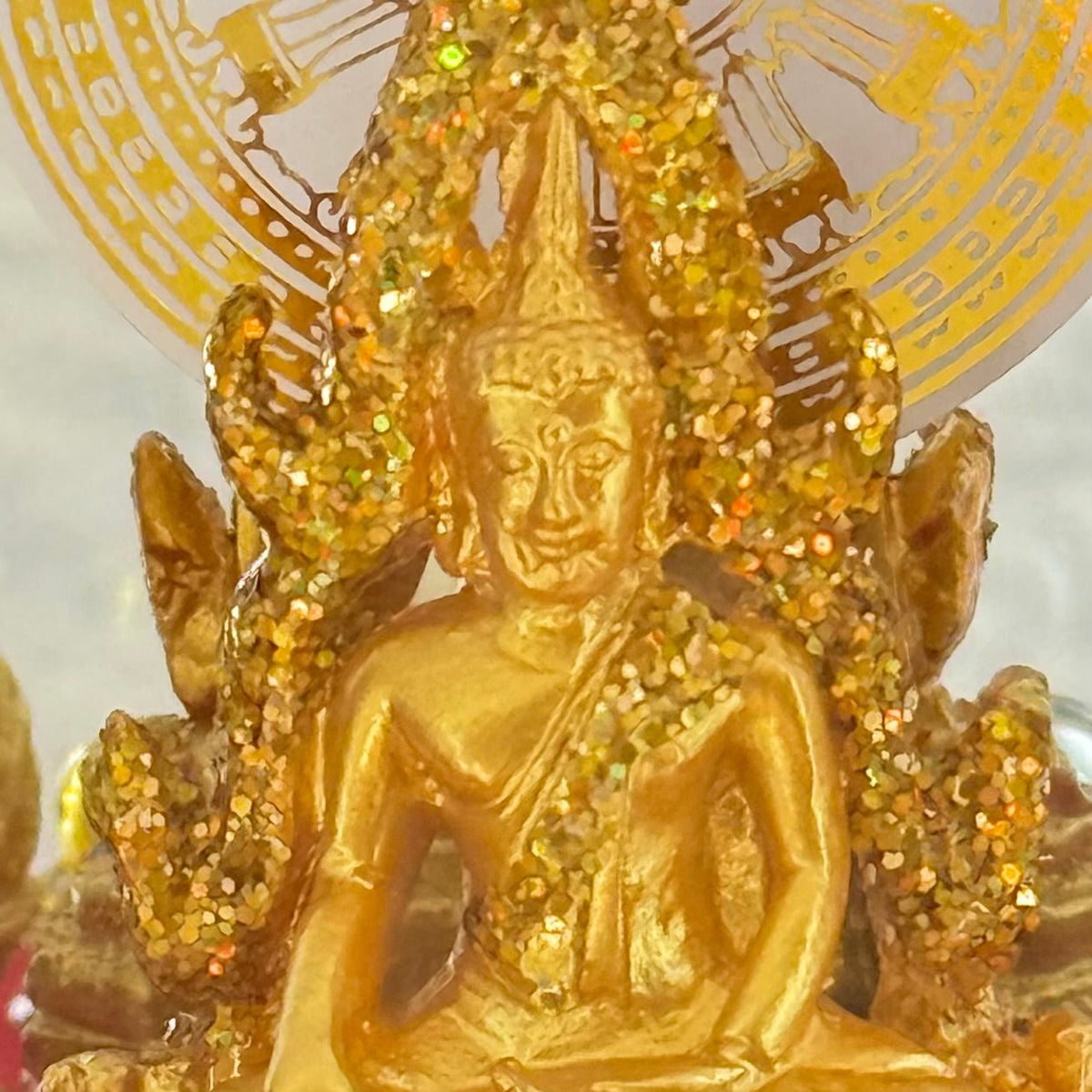 Thailandsk Phra Phuttha Chinnarat Buddha i montre - Frøken Lilly