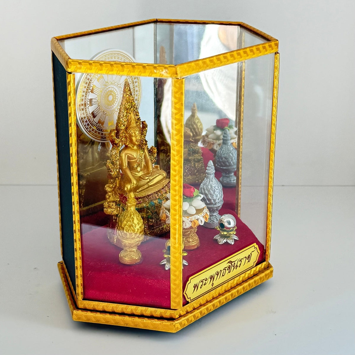 Thailandsk Phra Phuttha Chinnarat Buddha i montre - Frøken Lilly