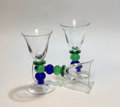 Vinglas med dekorativ stilk og grønne og blå glaskugler – midcentury design - Frøken Lilly