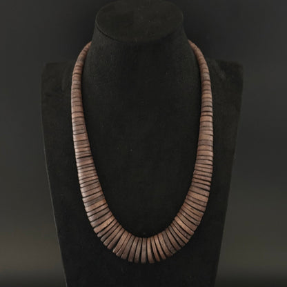 Vintage halskæde i kokos/træ med skiveperler og messinglås - Frøken Lilly