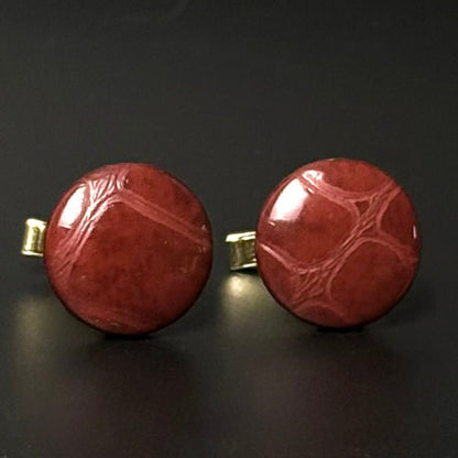 Vintage manchetknapper med rød cabochon i præget læder med imiteret alligatorstruktur - Frøken Lilly