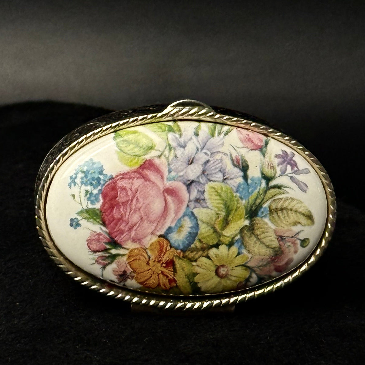 Vintage pilleæske/smykkeæske med porcelænslåg og blomster - Frøken Lilly