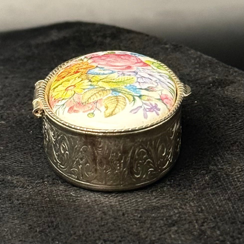 Vintage pilleæske/smykkeæske med porcelænslåg og blomster - Frøken Lilly