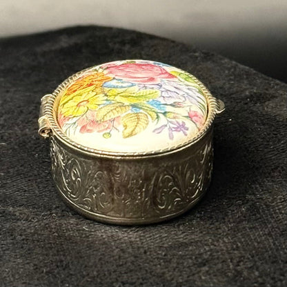 Vintage pilleæske/smykkeæske med porcelænslåg og blomster - Frøken Lilly
