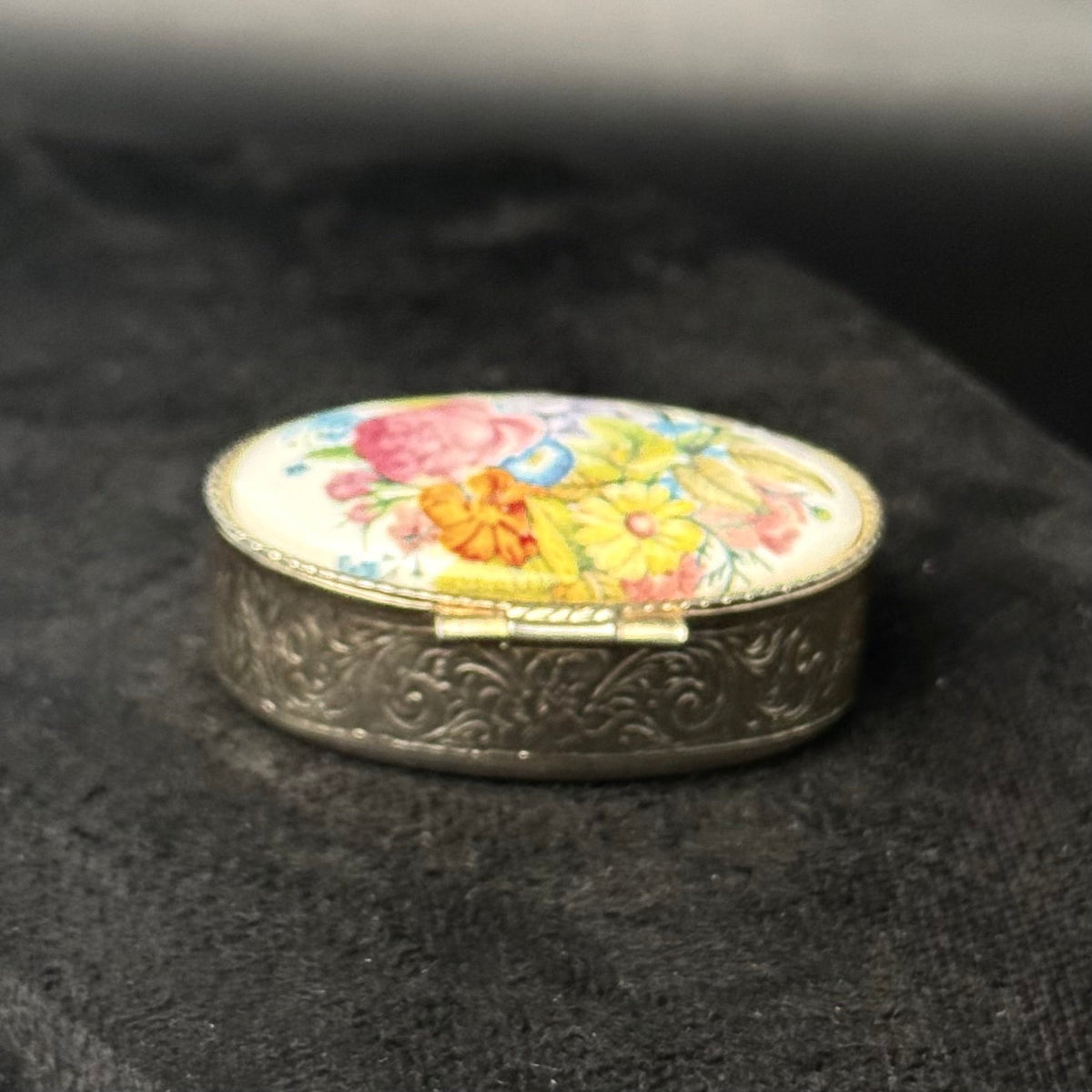 Vintage pilleæske/smykkeæske med porcelænslåg og blomster - Frøken Lilly