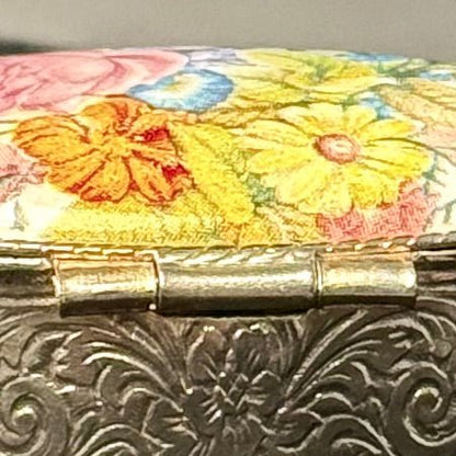 Vintage pilleæske/smykkeæske med porcelænslåg og blomster - Frøken Lilly