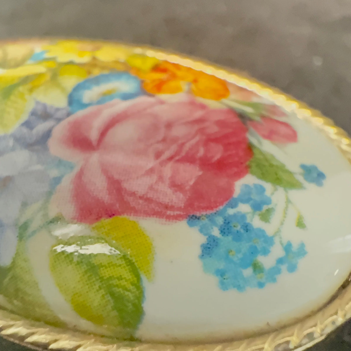 Vintage pilleæske/smykkeæske med porcelænslåg og blomster - Frøken Lilly