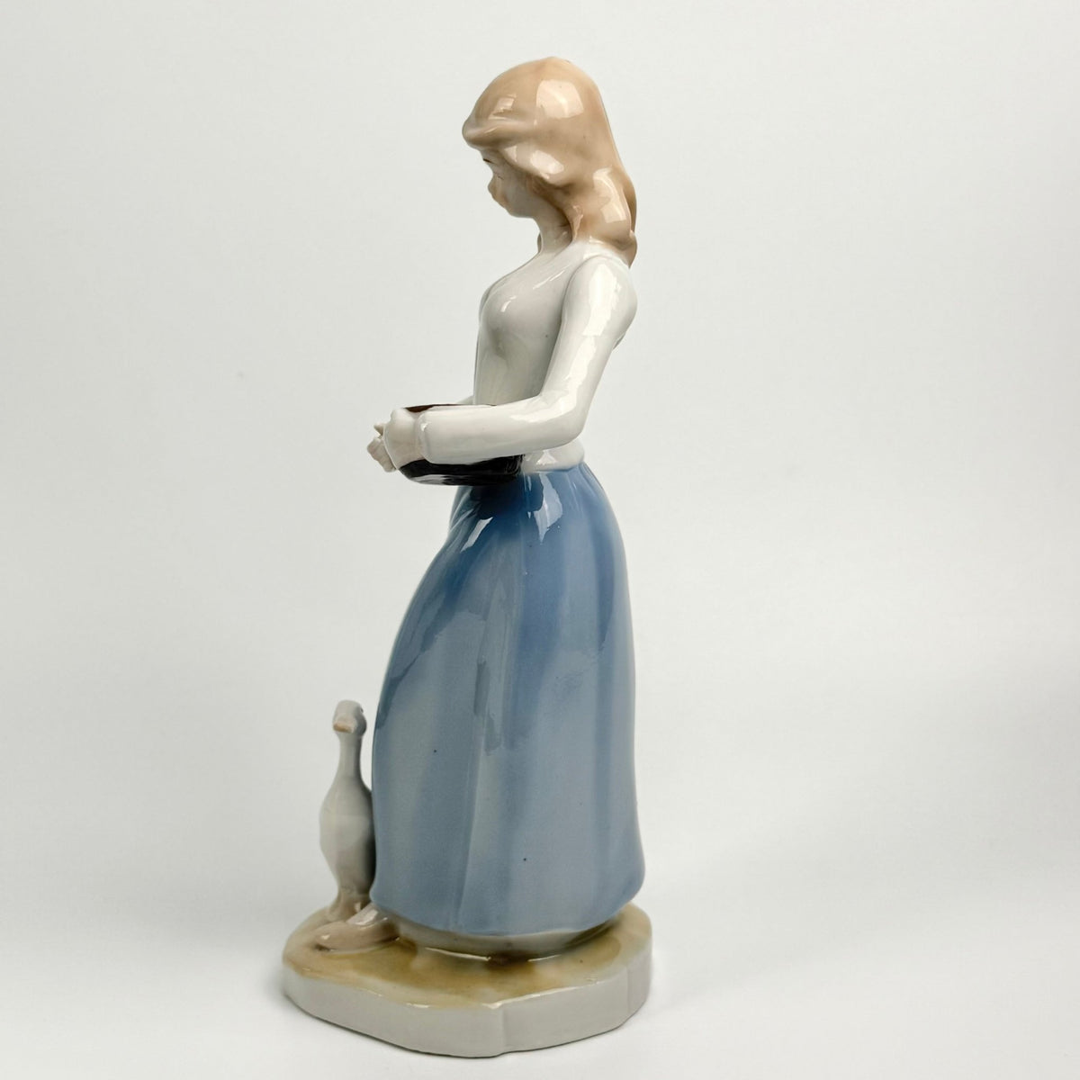 Vintage porcelænsfigur – kvinde med gås og kurv – 24 cm - Frøken Lilly