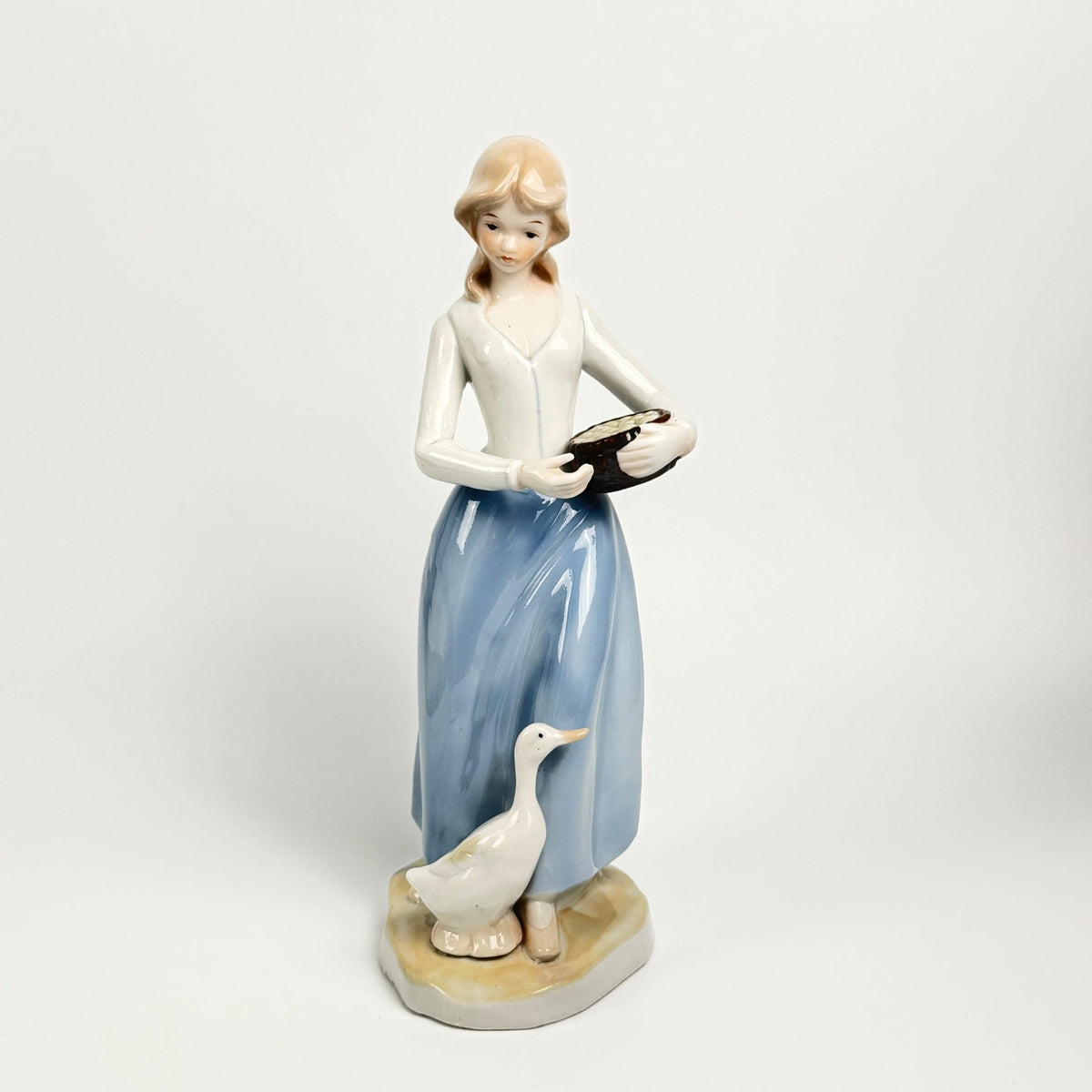 Vintage porcelænsfigur – kvinde med gås og kurv – 24 cm - Frøken Lilly
