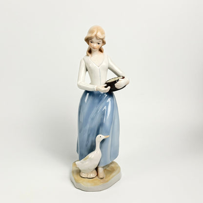 Vintage porcelænsfigur – kvinde med gås og kurv – 24 cm - Frøken Lilly