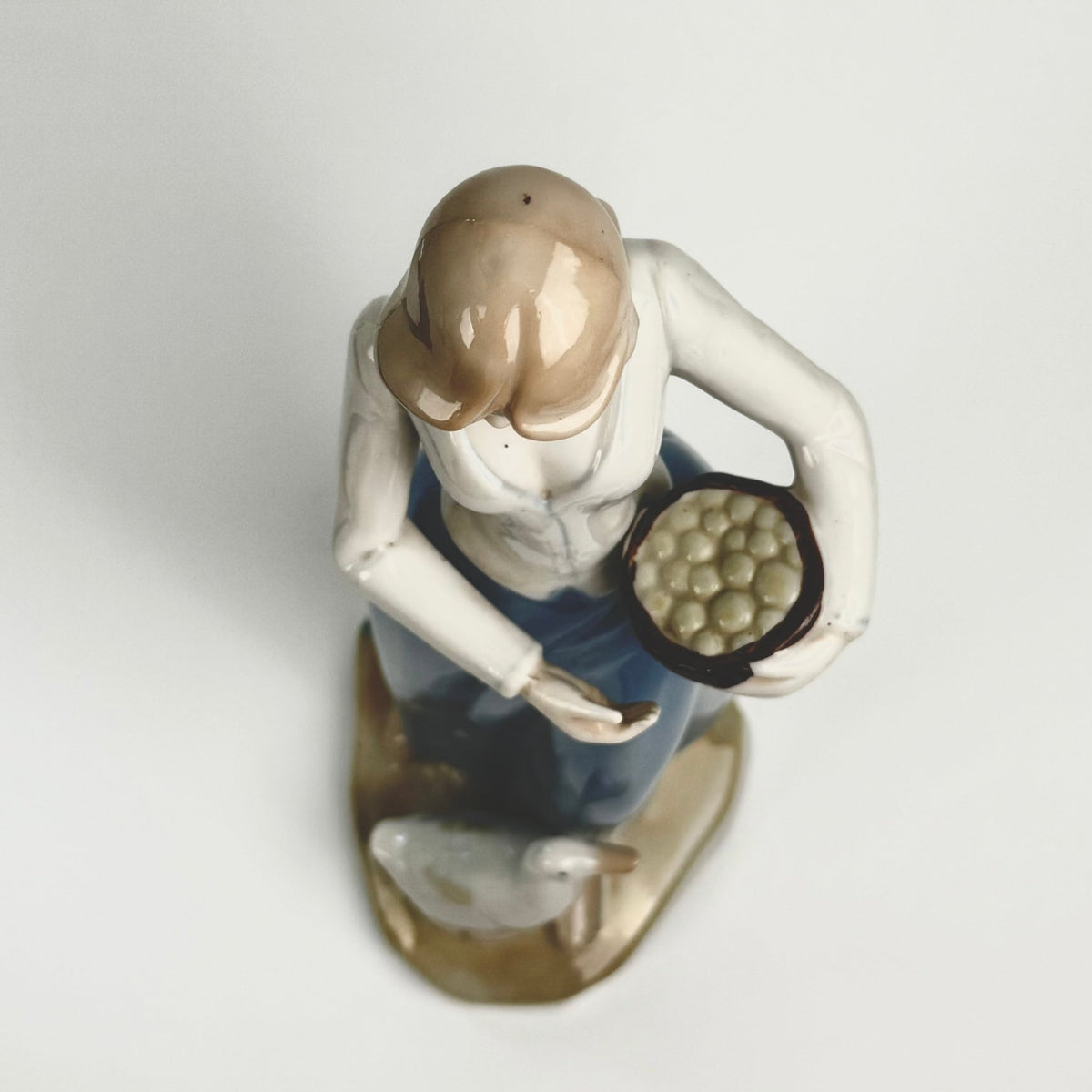 Vintage porcelænsfigur – kvinde med gås og kurv – 24 cm - Frøken Lilly
