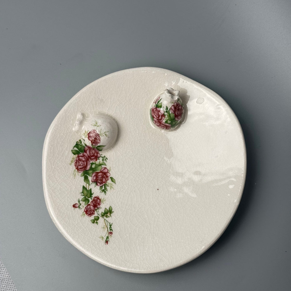 Vintage smykkefad i krakeleret fajance med rosedekor og granatæbler - midcentury - Frøken Lilly